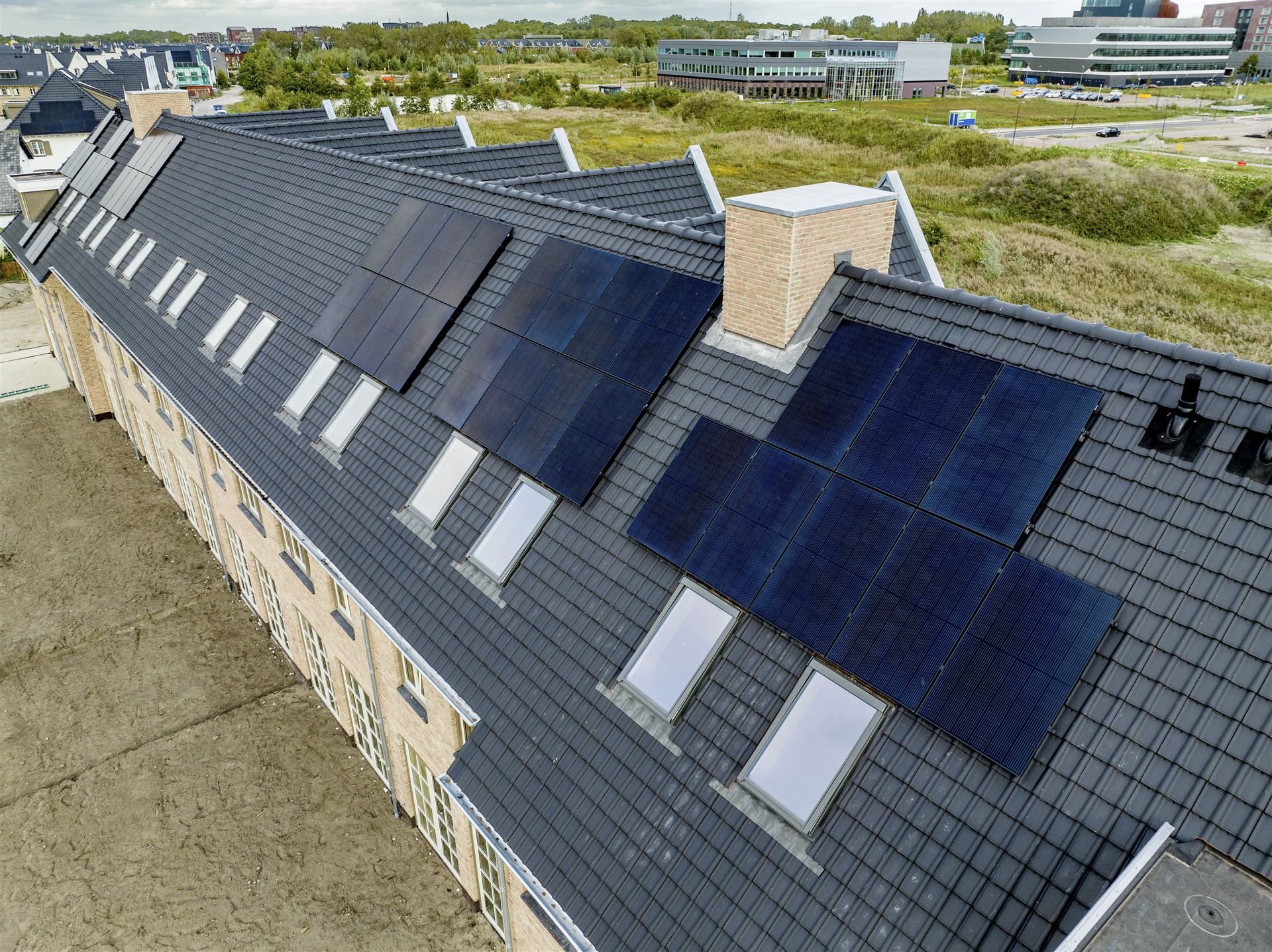 Demo-Webseite für einen Solar-Betrieb: Wohnhäuser mit Photovoltaik-Anlagen auf dem Dach