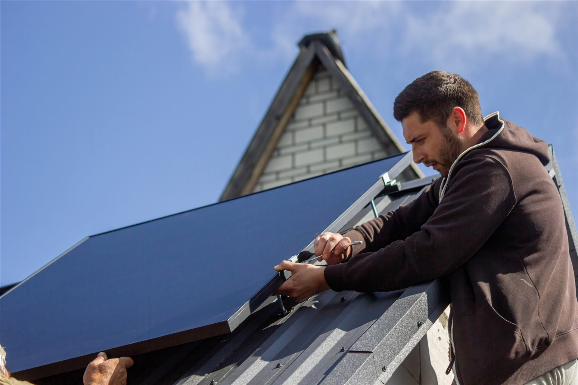 Beispiel-Webseite: Solarteur montiert eine Photovoltaik-Anlage auf einem Dach